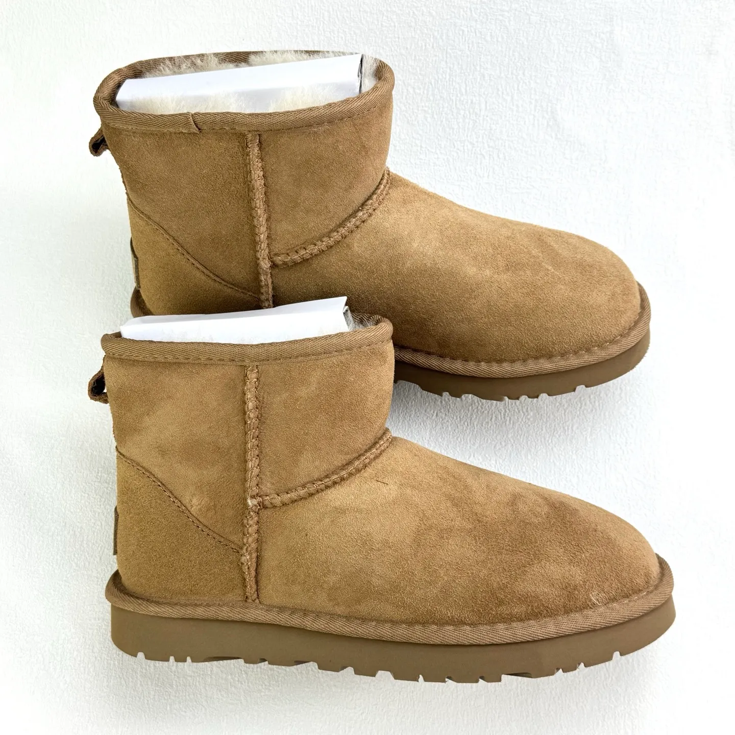 💰360 6222 Classic Mini II Mini classic short boots 2.0 Shoe shaft height: about 14CM Upper: Made of 17mm fur-integrated sheepskin, with a pre-treated water-repellent and anti-fouling coating Insole: 17mm sheepskin insole Sole: Treadlite by UGG™ light wing technology outsole - non-slip, cushioning, wear resistance, and good elasticity Heel: Leather heel label with embossed brand LOGO Size:35 36 37 38 39 40
